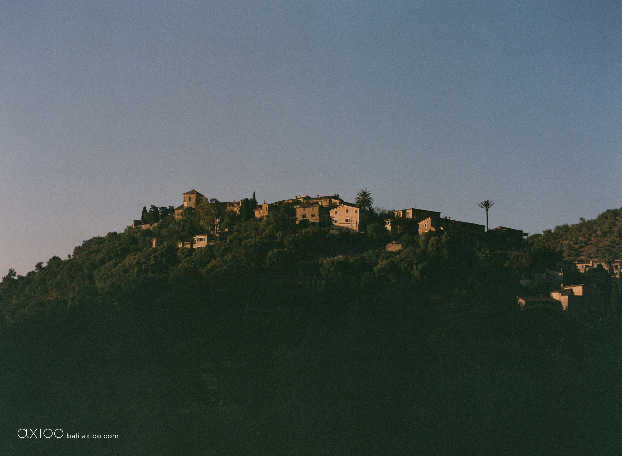 Axioo: Sunlit Whispers of Mallorca